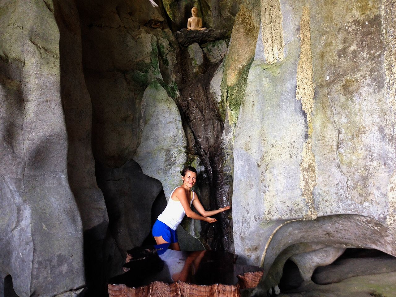Святой источник буддистов внутри пещеры 