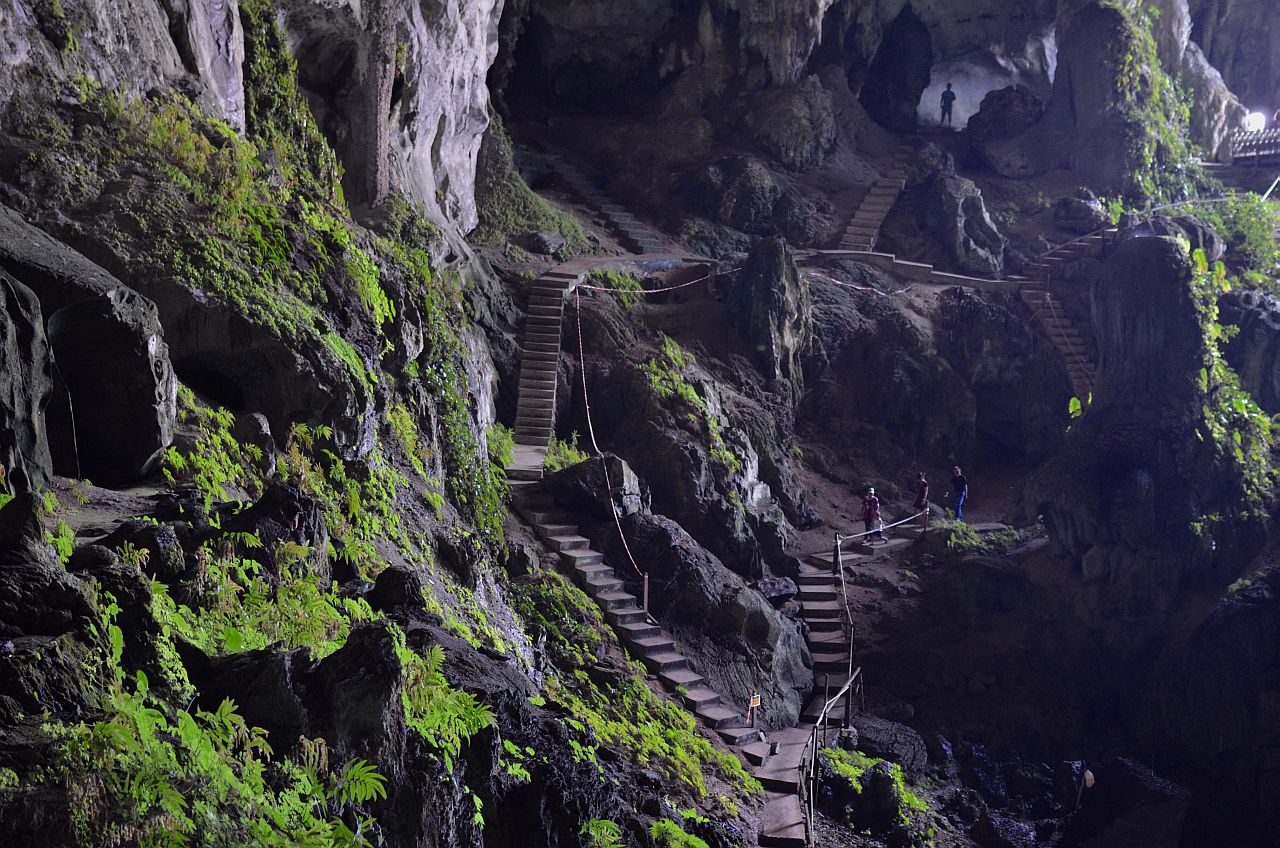 Лестницы облегчают передвижение по пещере Fairy cave