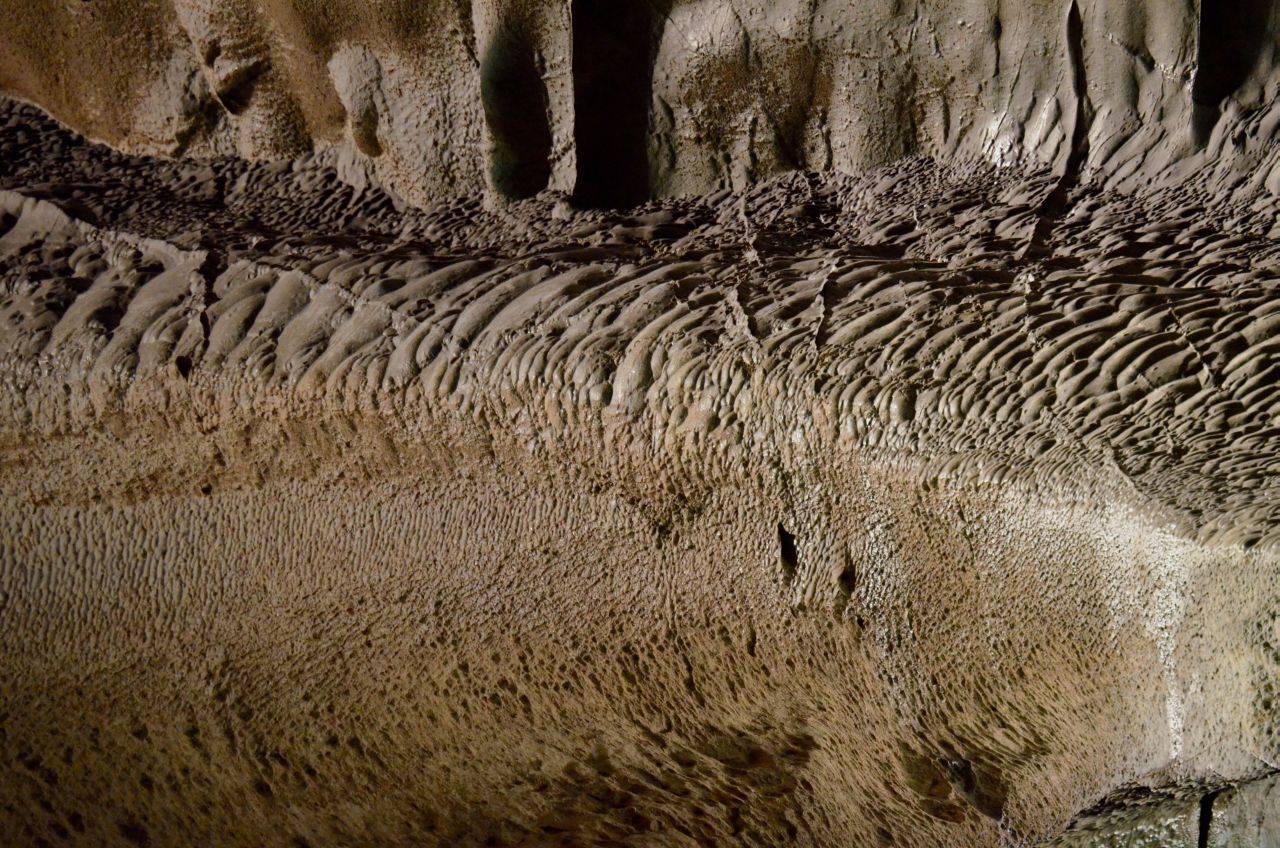 Огромные сталактиты и рельефы пещеры Wind Cave рядом с Кучингом