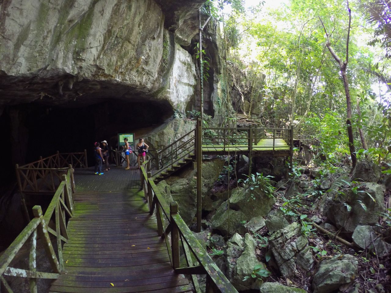 Всю пещеру Wind cave пронизывают тропинки из деревянных настилов