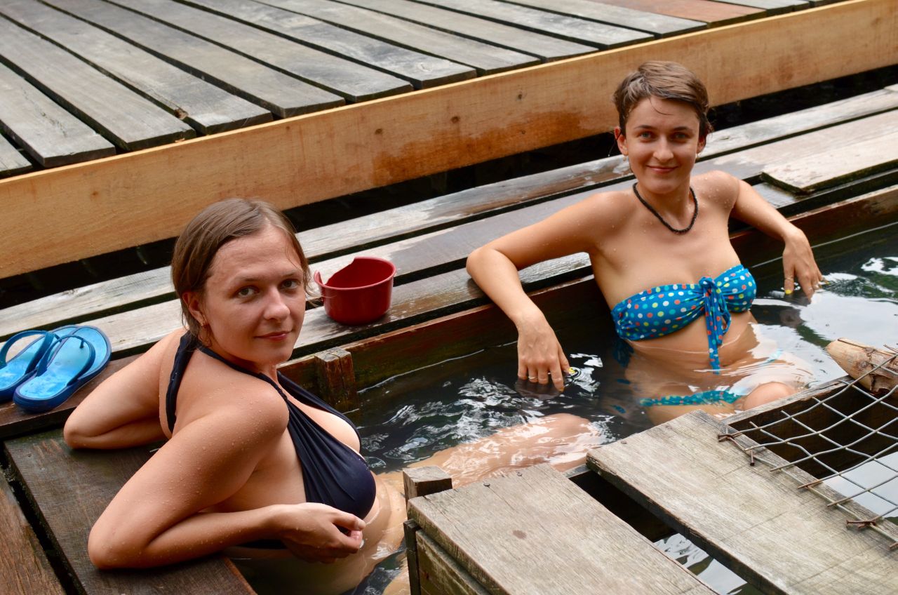 Люся и Марина наслаждаются теплой водой горячих источников