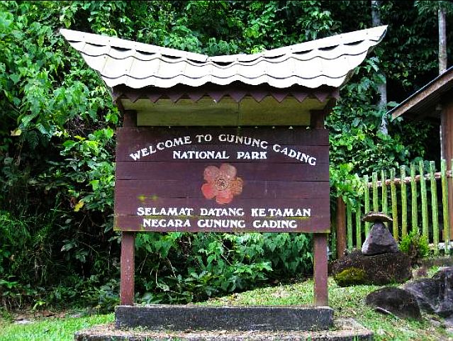 Табличка встречающая посетителей на входу в парк Гунунг (Gunung)
