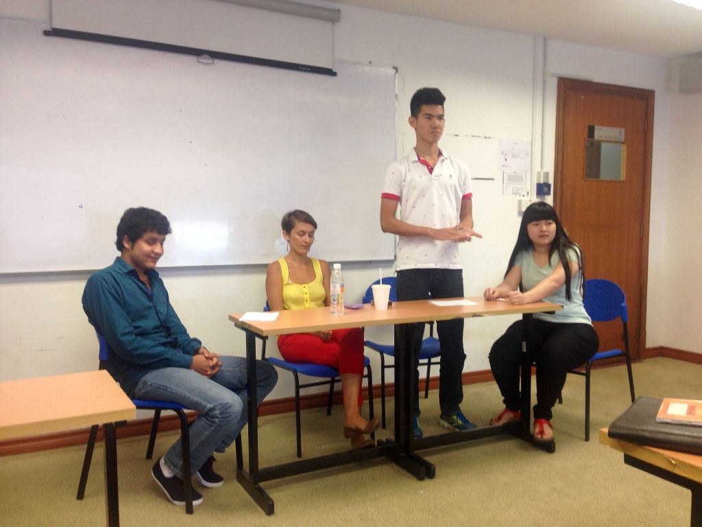 Студенты сдают Ассесмент по Спикингу на курсах английского языка в Swinburne Кучинг Малайзия